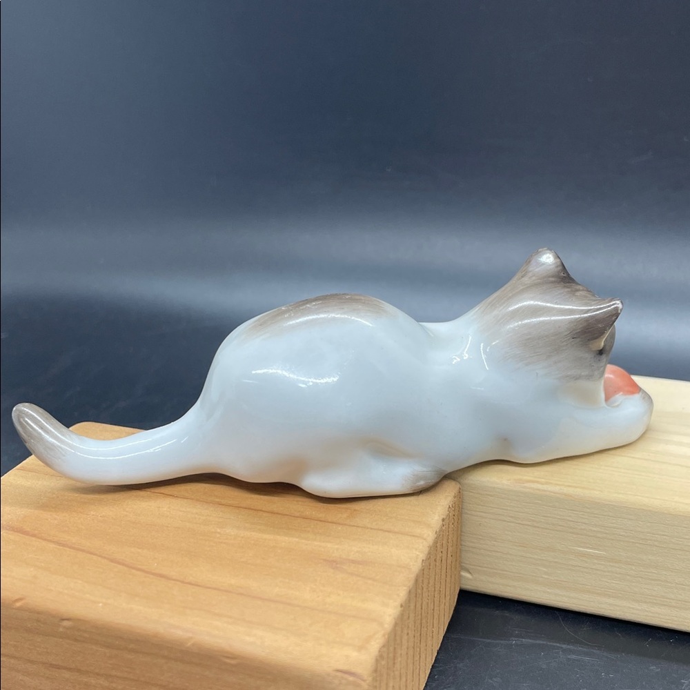 Vintage MCM Ceramic Cat Figurine Hand-Painted Tabby with Ball of Yarn 4.5” - Picture 4 of 7